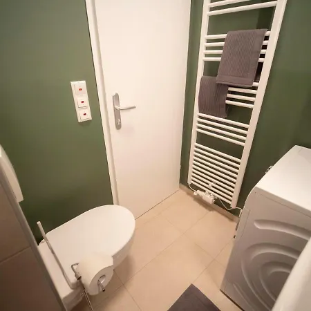 Apartment Flat By Grazrentals With Garden View & Parking Included *