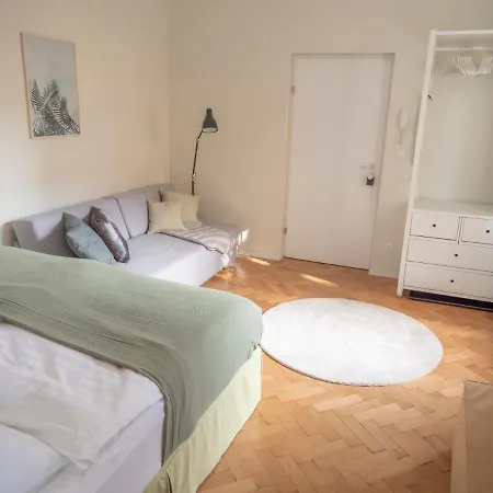 Flat By Grazrentals With Garden View & Parking Included Apartment *